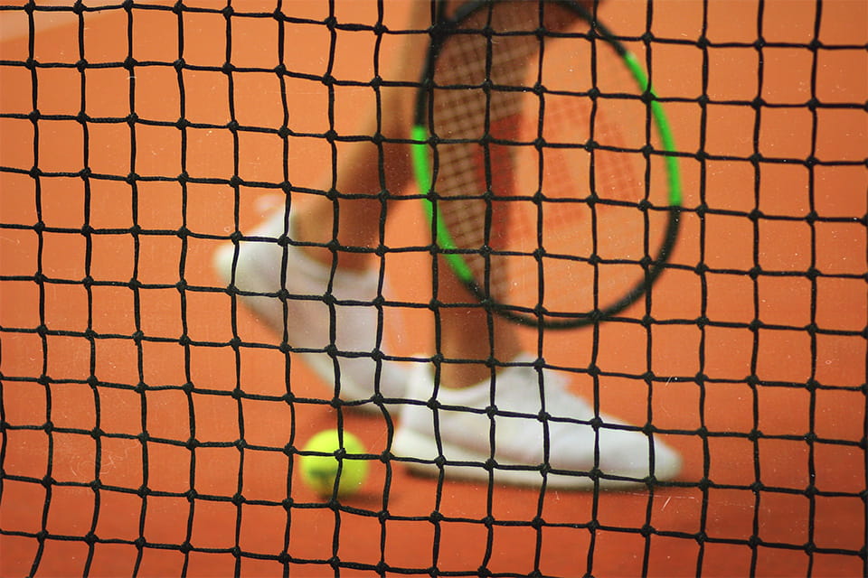 Теннисный корт, мяч для игры в теннис, ракетка, ноги