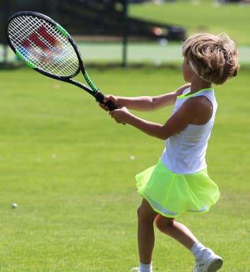 девочка с теннисной ракеткой отбивает мяч — Теннис для детей