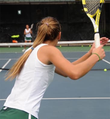 Две девушки играют в теннис на теннисном корте — Теннис для взрослых