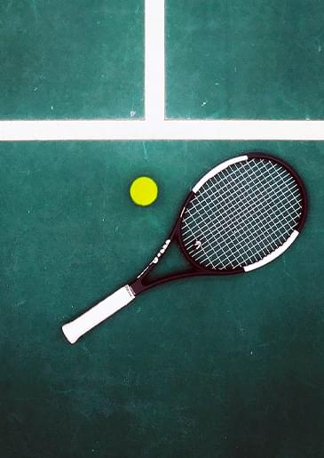 Ракетка с мячом на полотне теннисного корта